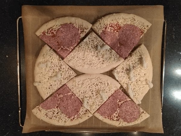 İşte böyle minik fırınınızda bir yerine aynı anda iki pizza pişirebilirsiniz