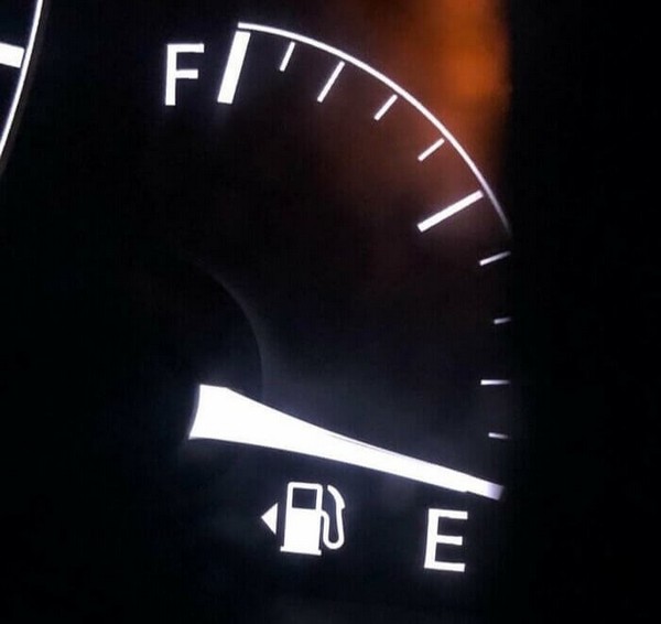 Benzin sembolünün yanındaki ok işaretini daha önceden de görmüşsünüzdür ancak neden orada olduğunu biliyor musunuz?