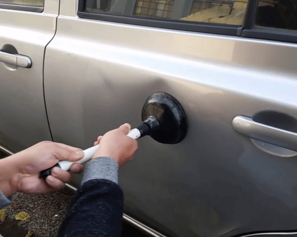 Bir pompa yardımıyla arabanızda oluşan göçükleri düzeltebilirsiniz