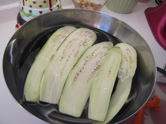 5.Patlıcan kızartmaya başlamadan önce 5-10 dakika tuzlu suda bekletirseniz, kararmasını ve fazla yağ çekmesini önlersiniz.