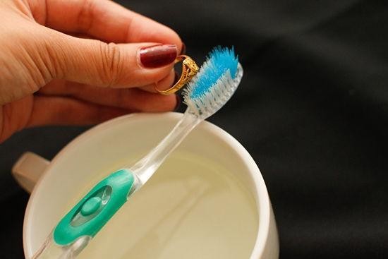 Sonra yumuşak tüylü bir diş fırçası ile takıyı fırçalayın. Yumuşak olmasına dikkat etmezseniz sert tüylü fırçalar takının yüzeyini çizebilir.