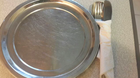 9. Peçeteye sarılı durumda duran çatal bıçak ve metal tabak, pek çok yeni restorantta kağıdın içinden çıkan servislerden çok daha sıcaktır.