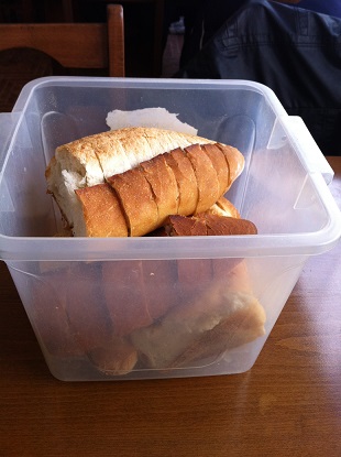 7. Plastik kaplarda gelişigüzel doğranan ekmekler